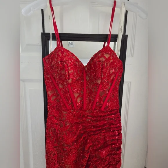 Elegant Red Lace Evening Gown - Picture 4 of 10